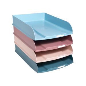 Cuatro bandejas de sobremesa Exacompta Combo Styli de plástico reciclado apiladas, en azul, rosa, beige y verde azulado